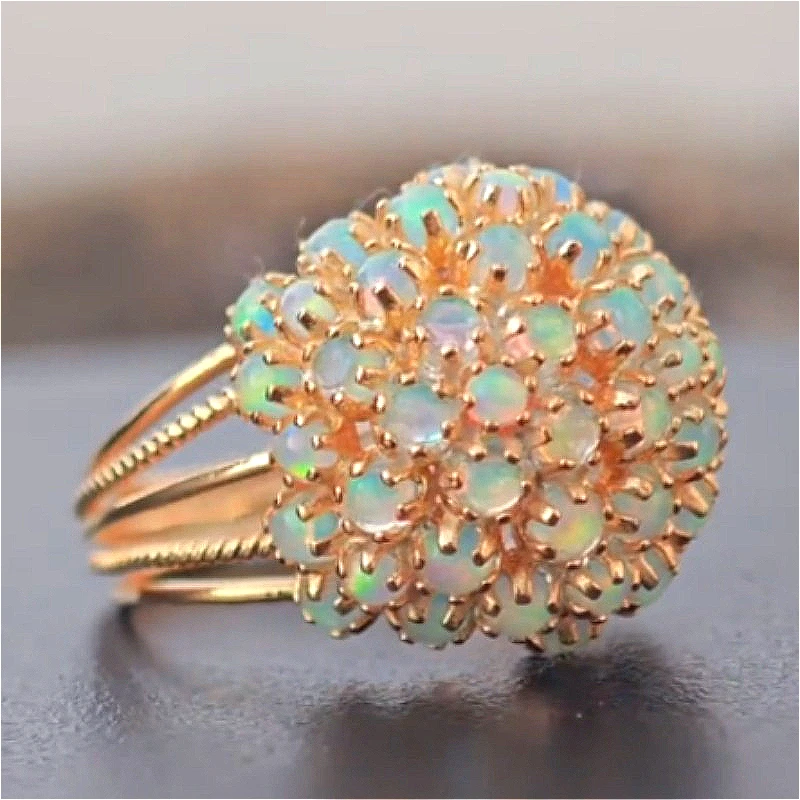 Eleganter, temperamentvoller Ring mit eingelegtem synthetischem Opal und Goldauflage für Damenmode, Bankett, Hochzeit, Verlobung, Schmuckzubehör