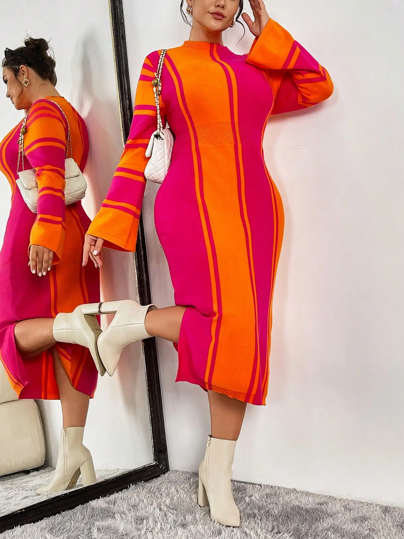 

Вязаное платье больших размеров с цветными вставками, воротником-гольфом, расклешенными рукавами и разрезом по низу