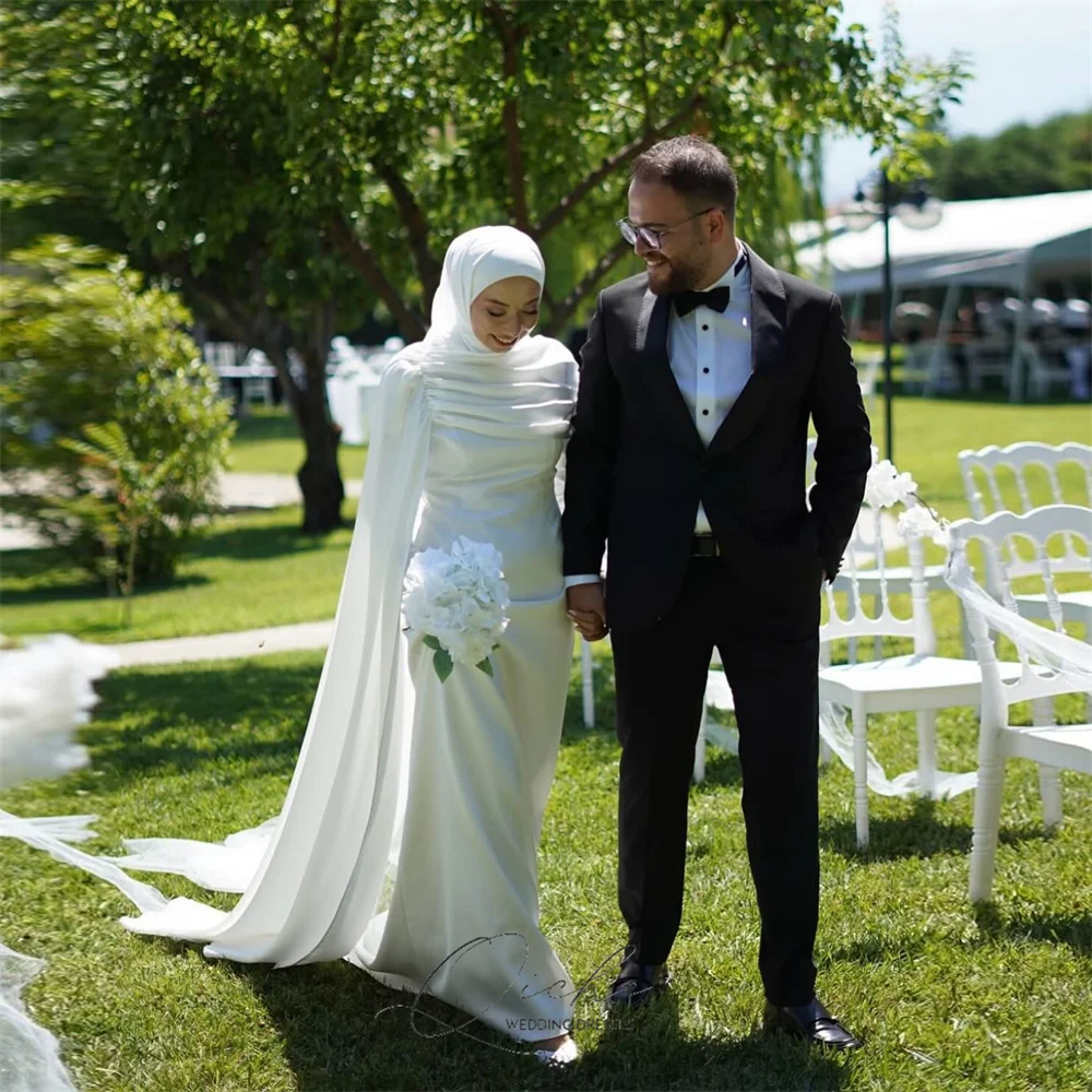 QICHE Civil Moslim Zeemeermin Trouwjurk Voor Vrouwen 2026 Lange Mouw Plooi Hoge Kraag Bescheiden Bruidsjurk Met Cape Aangepaste