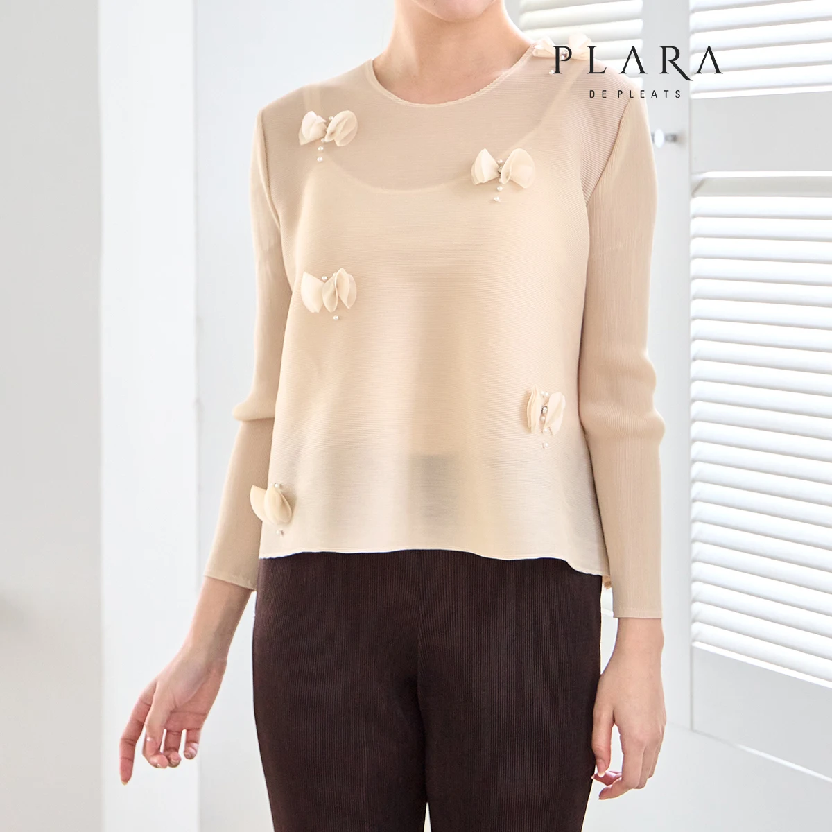 Flara (up to 88) with a Flitz ribbon with a pearly blouse _ PK4SBL005A