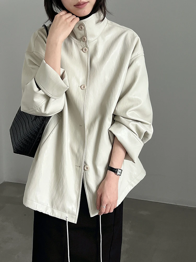 [EAM] Beige Drawstring Big Size PU Leather Jacket New Stand Collar Long Sleeve Women Coat Fashion Tide Spring Autumn 2026 1DJ949