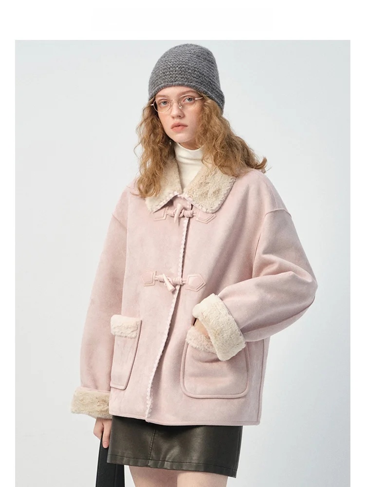 เสื้อโค้ทขนสัตว์เทียมสำหรับผู้หญิง ยี่ห้อ VEGA CHANG บุผ้ากำมะหยี่สีทราย ขนสัตว์เทียมเป็นมิตรกับสิ่งแวดล้อม เหมาะสำหรับใส่เดินทาง แขนยาว ปกพับได้