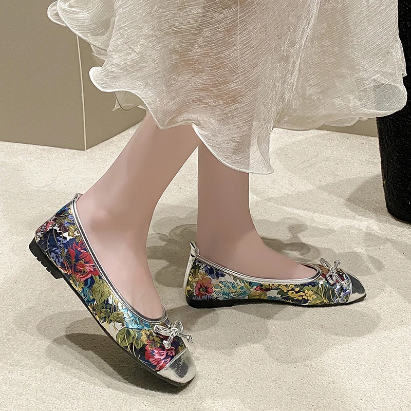 Scarpe singole con bocca superficiale in argento con paillettes donna nuova versione coreana di scarpe Casual da donna morbide piatte Mary Jane