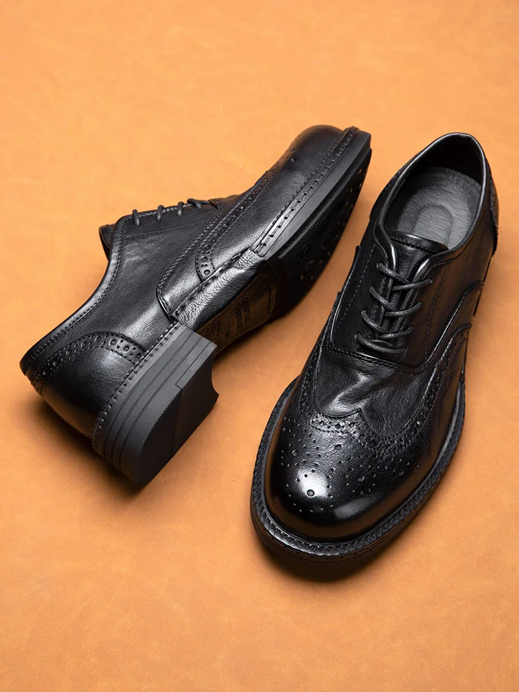 High End masculino maduro esculpindo sapatos de Brogue, vestido formal Oxfords, noivo de casamento, bonito