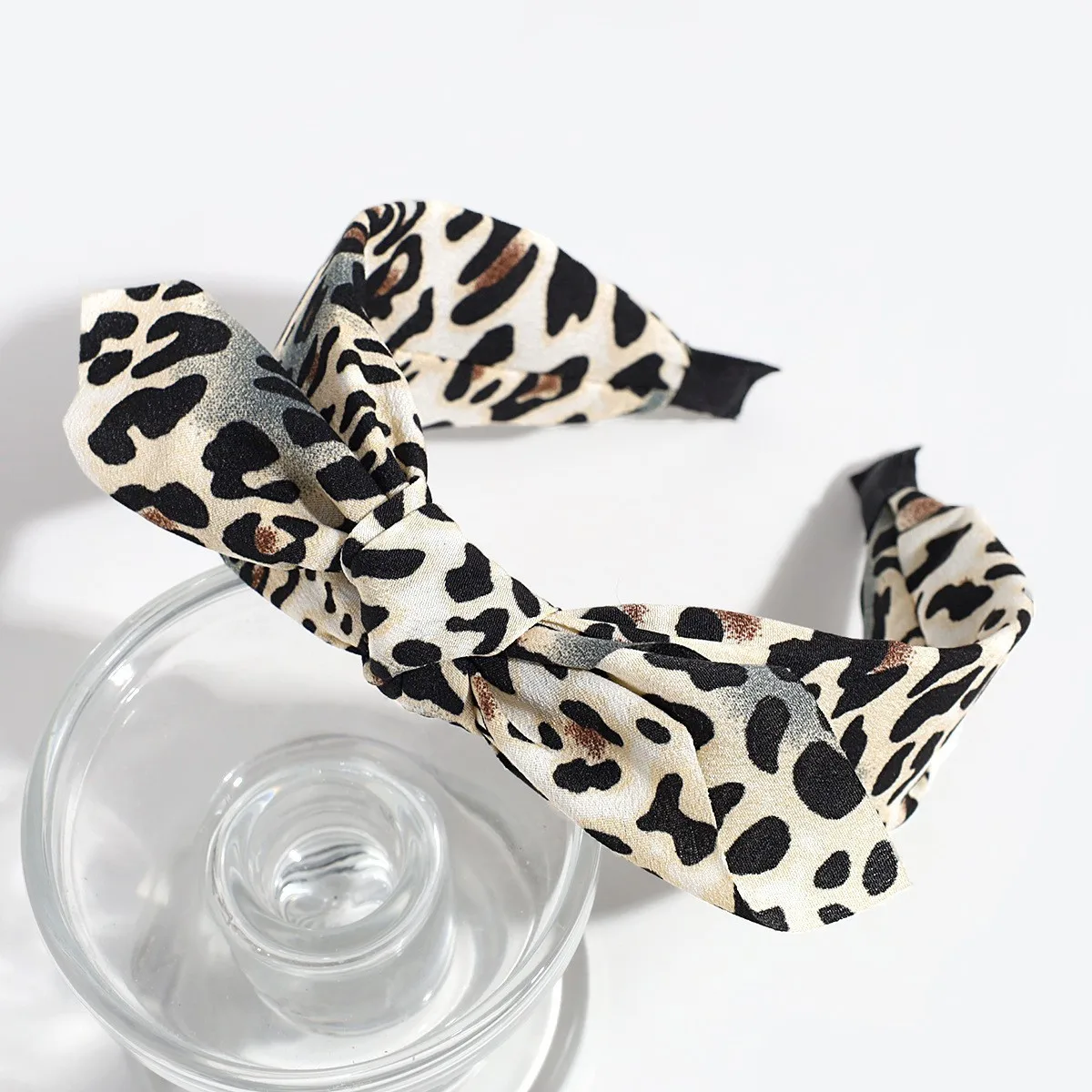 1 Stück koreanische Version Haarband mit Leopardenmuster und Schleife, Retro-Haarband mit Zähnen, breiter Rand, rutschfest, zum Waschen von Gesicht und Haaren, weiblich
