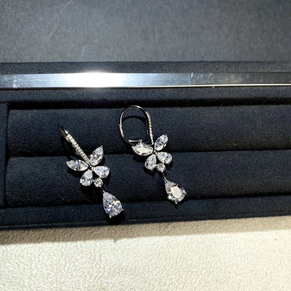 PT950 platinum high-end style water-drop earrings, simple and trendy design, small and unique for the ins fashion earrings
