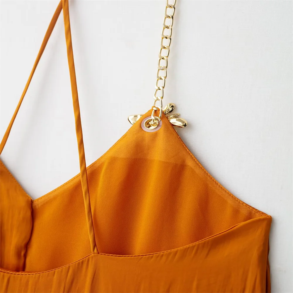 女性のメタルアクセサリーシルクサテンの質感背中の開いたルーズミディドレス V ネックノースリーブ秋の新しい休暇スタイルのドレス