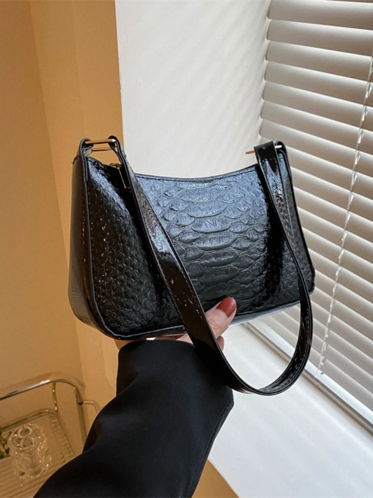 

Summer Fashion Crocodile Pattern Single Shoulder Bag Women's Stylish Texture Underarm Bag Soft PU Material Zipper Closure Cas...