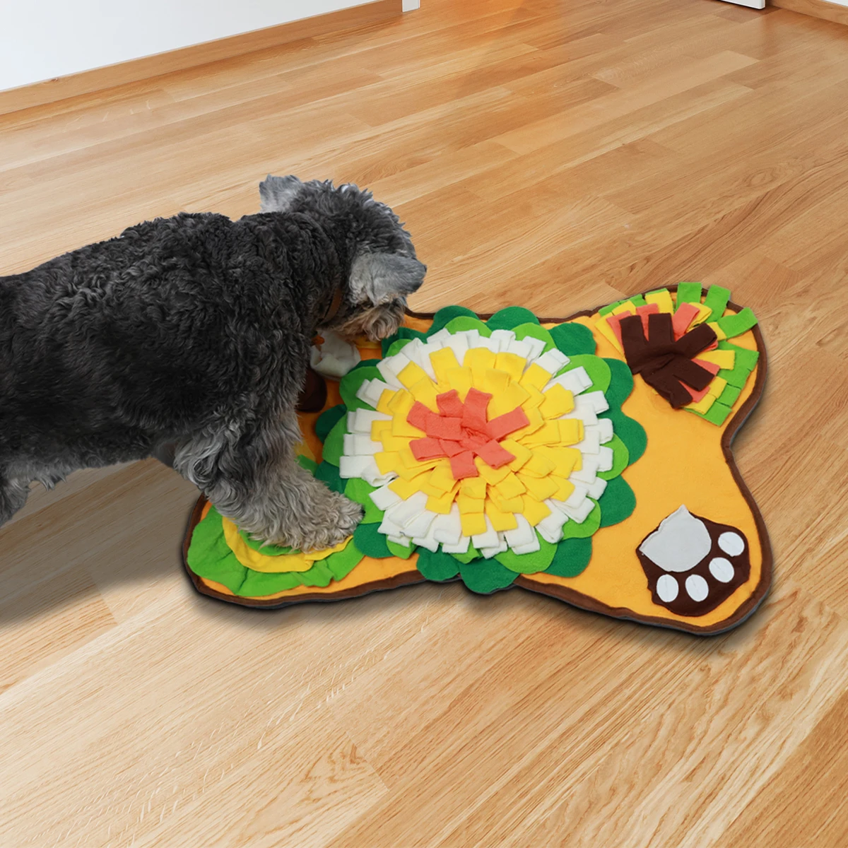 تتميز بساط نفخ الكلاب بتصميم على شكل عظمة يساعد على تدريب مهارات تعريف كلبك