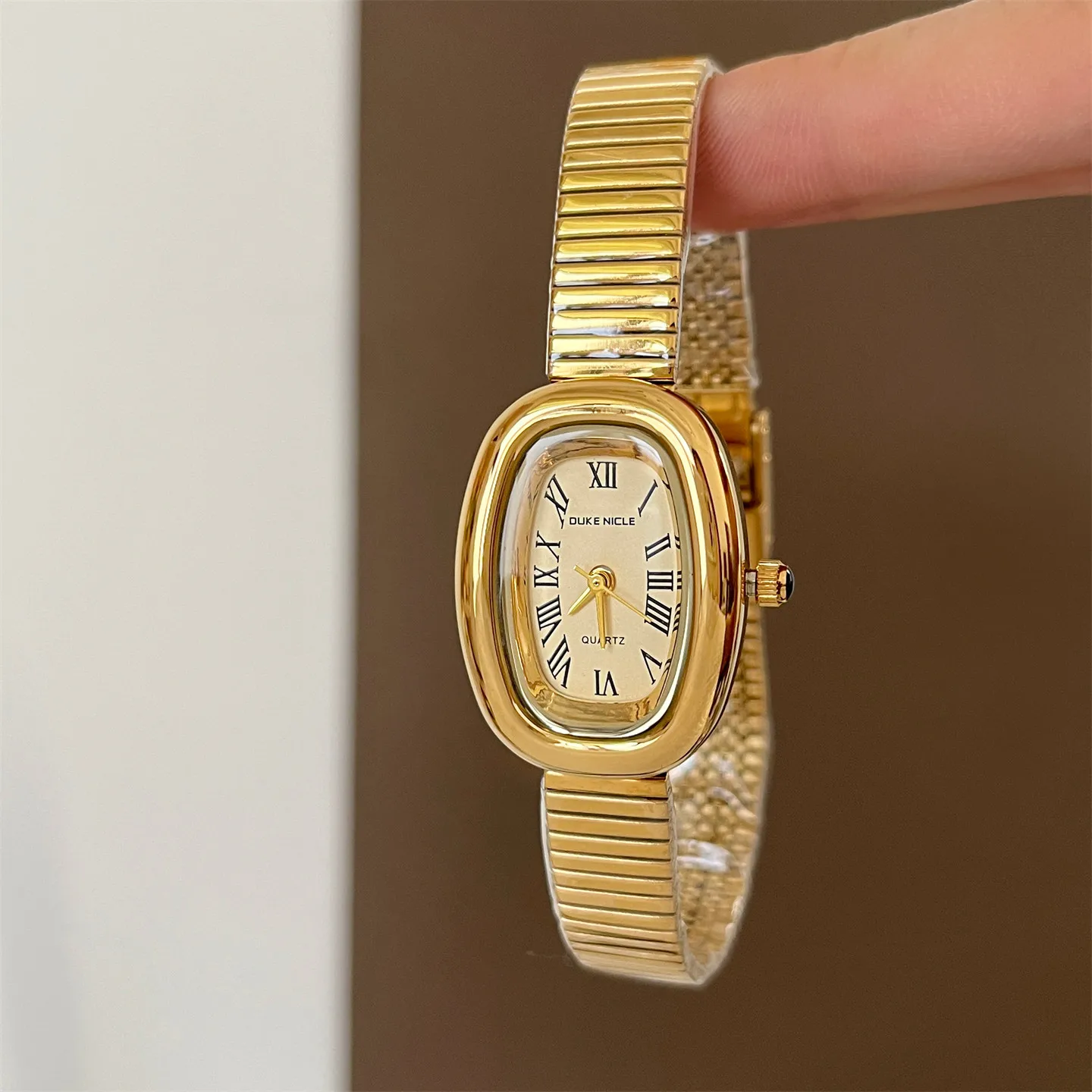elegant-women's-wristwatch-luxurious-black-and-gold-vintage-oval-watch-fashionable-women's-watch-high-end-selected-timepiece