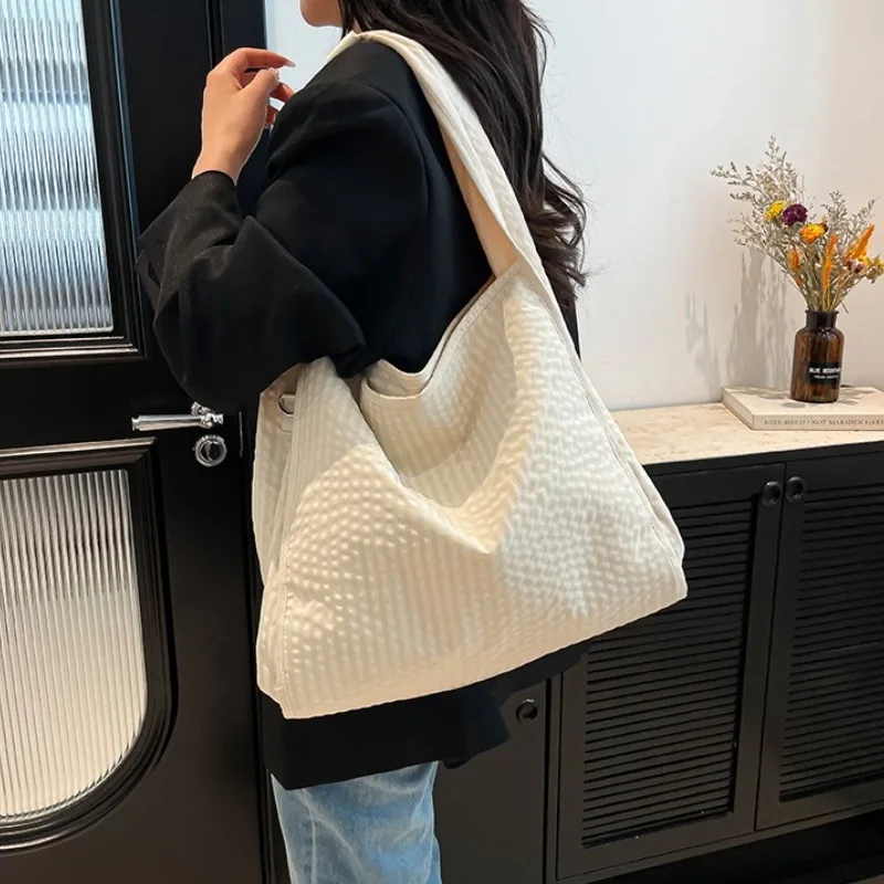 

Женская клетчатая сумка через плечо большой вместимости. Модная дизайнерская сумка на одно плечо с откидной спинкой.