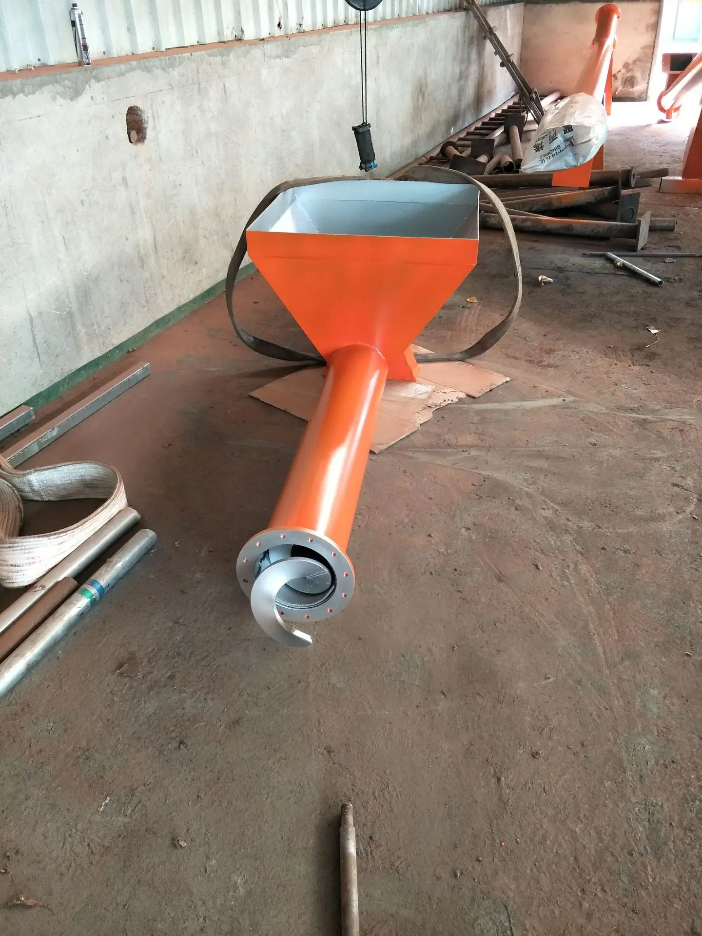 The difference between tubular spiral conveyor and U-groove spiral conveyor