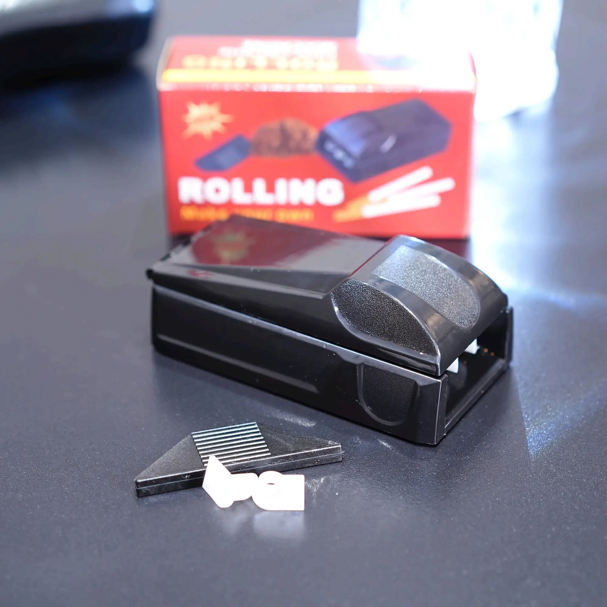 1 بكرة سجائر يدوية شديدة التحمل مع 3 حشوات أنبوبية لا تحتاج إلى كهرباء، تصميم مدمج محمول أحمر، مناسب للسفر،