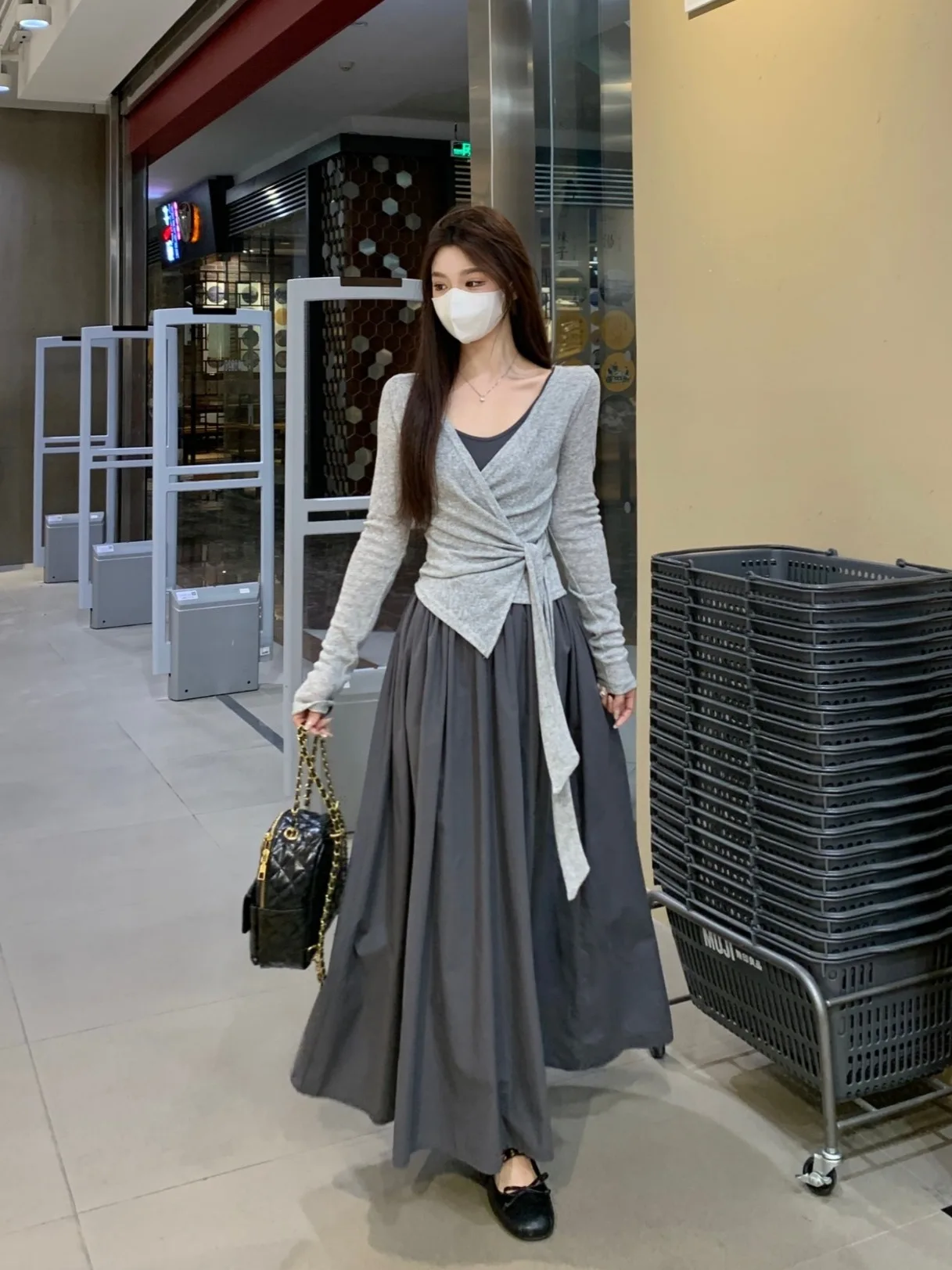 

Комплект: серое винтажное платье на бретельках в корейском стиле больших размеров и тонкий кардиган. Новинка осени. Юбка А-силуэта с высокой талией и длинными рукавами.