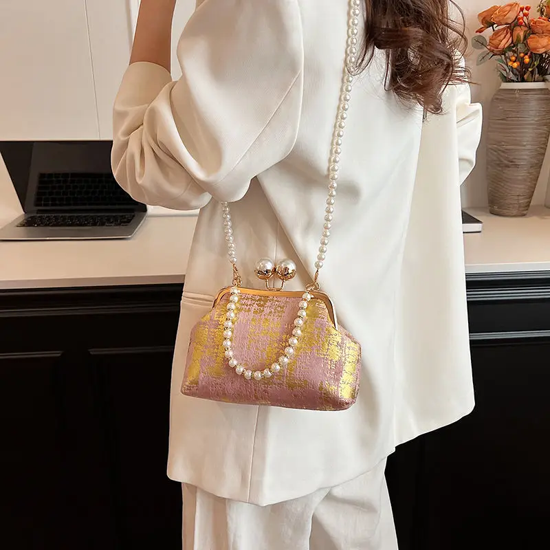 

New Chinese style 2024 embroidered bag, fashionable and niche, hand-held pearl chain crossbody bag