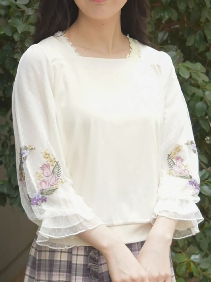 

Элегантный женский трикотажный топ с вышивкой тюльпанов, вставками из сетки в горошек и рукавами три четверти, модель MK11X20