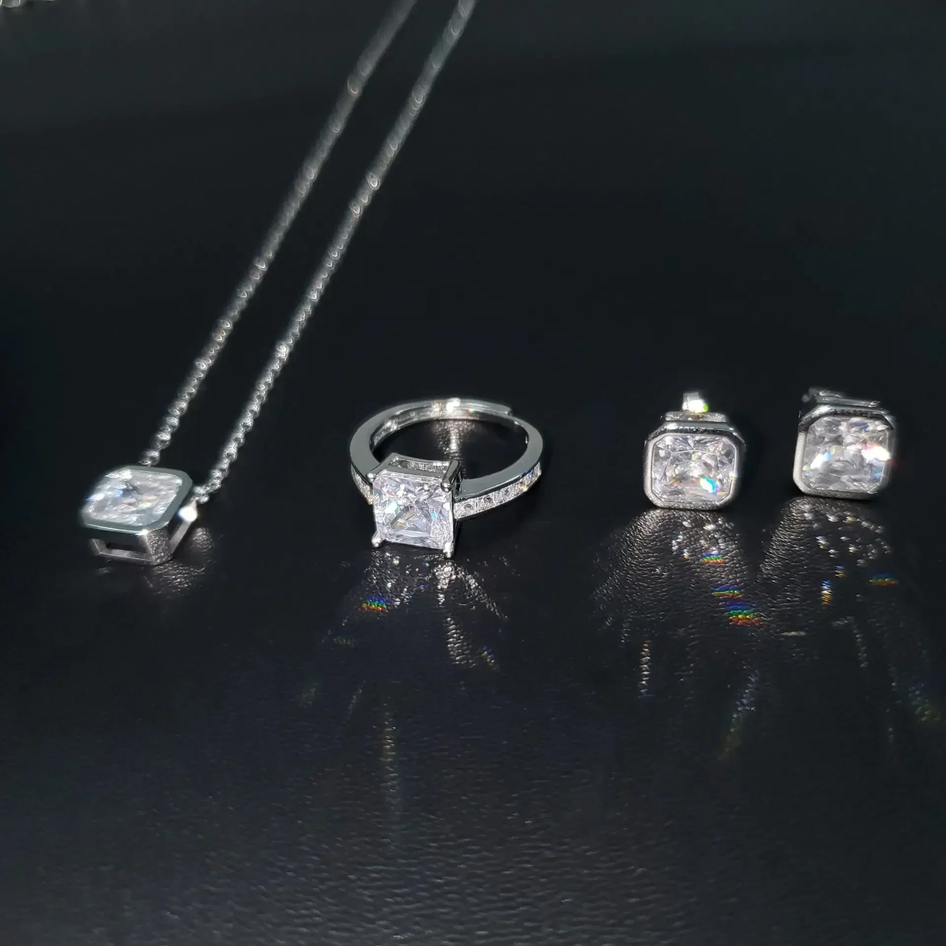 

MDL Муассанит Стиль Маленькая Красная Книга Hot Push Геометрическое Квадратное Кольцо Ожерелье Серьги Три Части Имитация Муассаса Asche