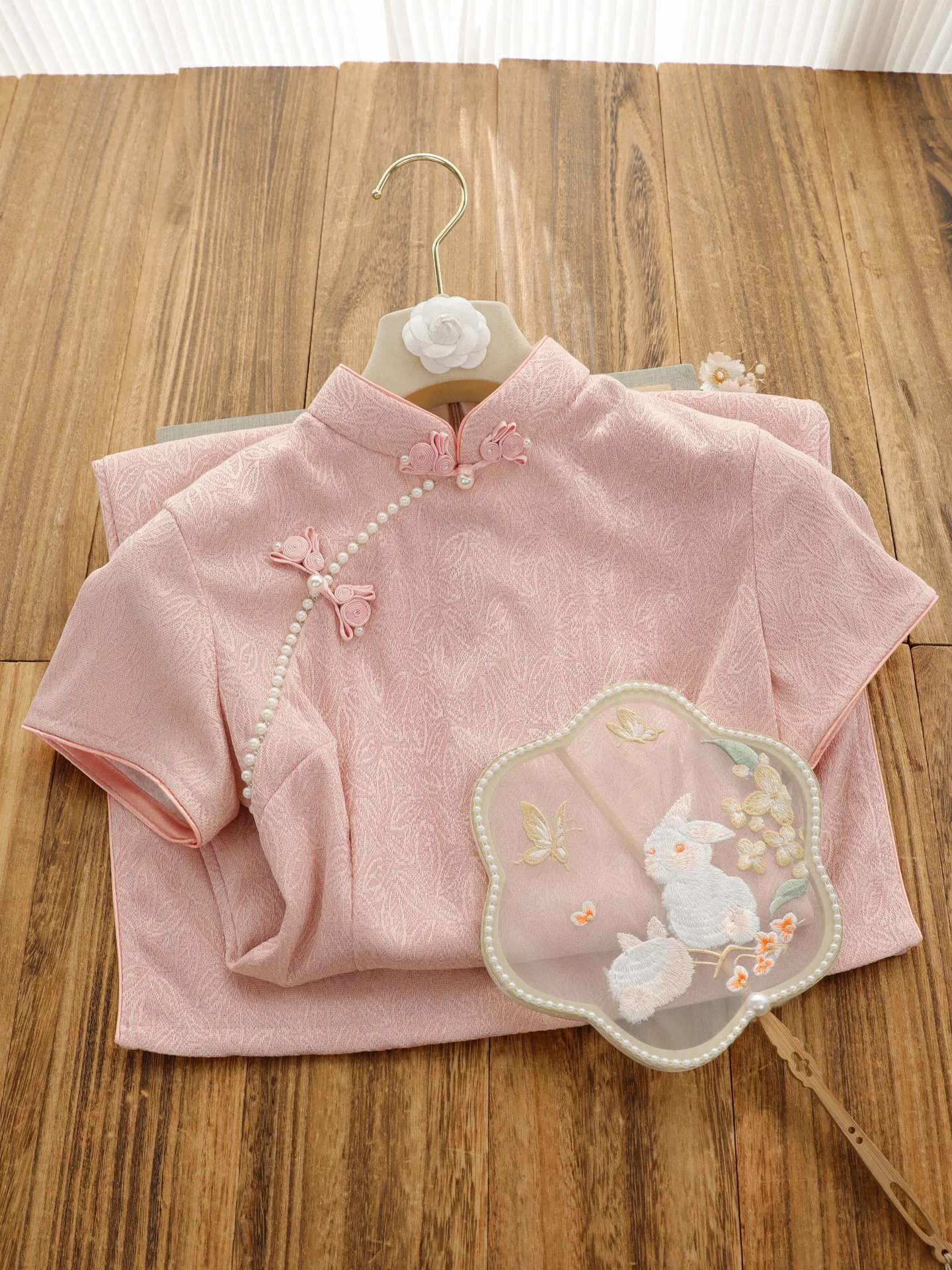 

Young Women's ort-Sved Qipao in Pink Casual Sle Chinese Artistic Design Suitable for Office Wear Spring Collection