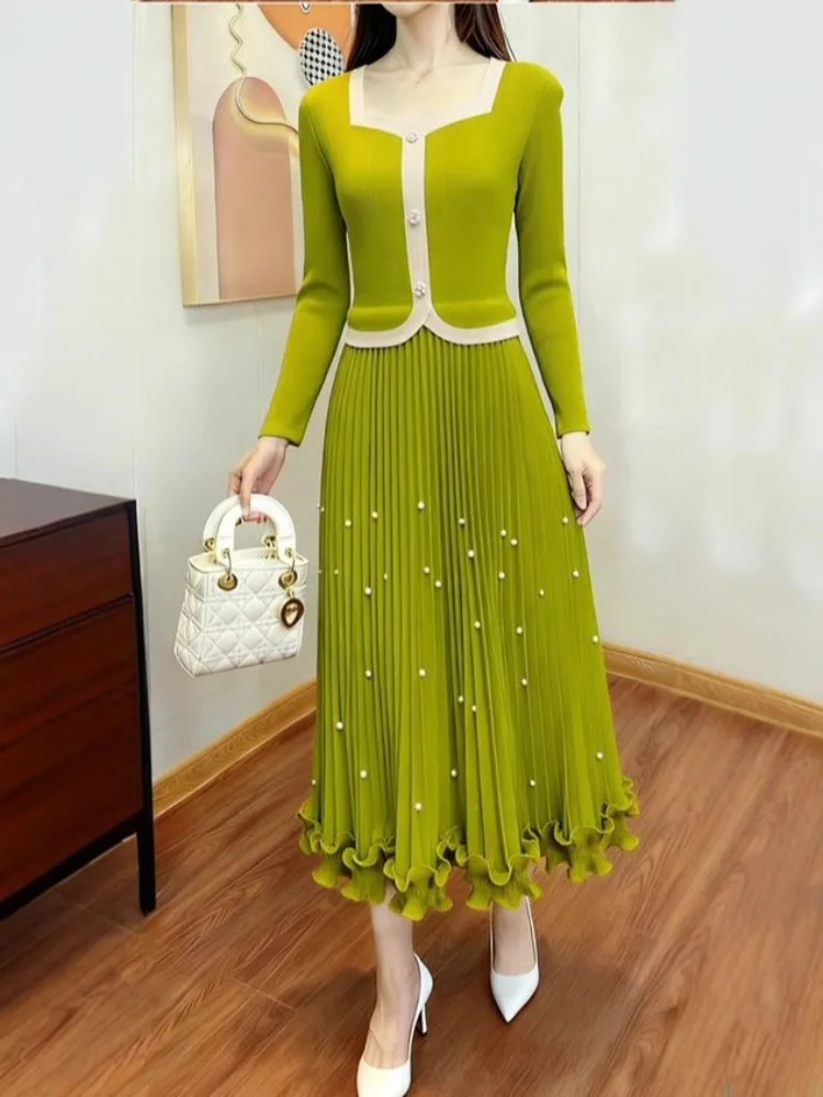 

2025 Miyake Loose Women's Clothing Fashion Slim-fitting V-neck Color Matching Dress Loose Pleated Casual Dress