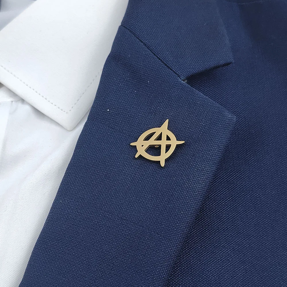 Unique 18K-gold-plated stainless steel brooch: wheel symbol design, fashionable lapel pin, suitable for daily gifts