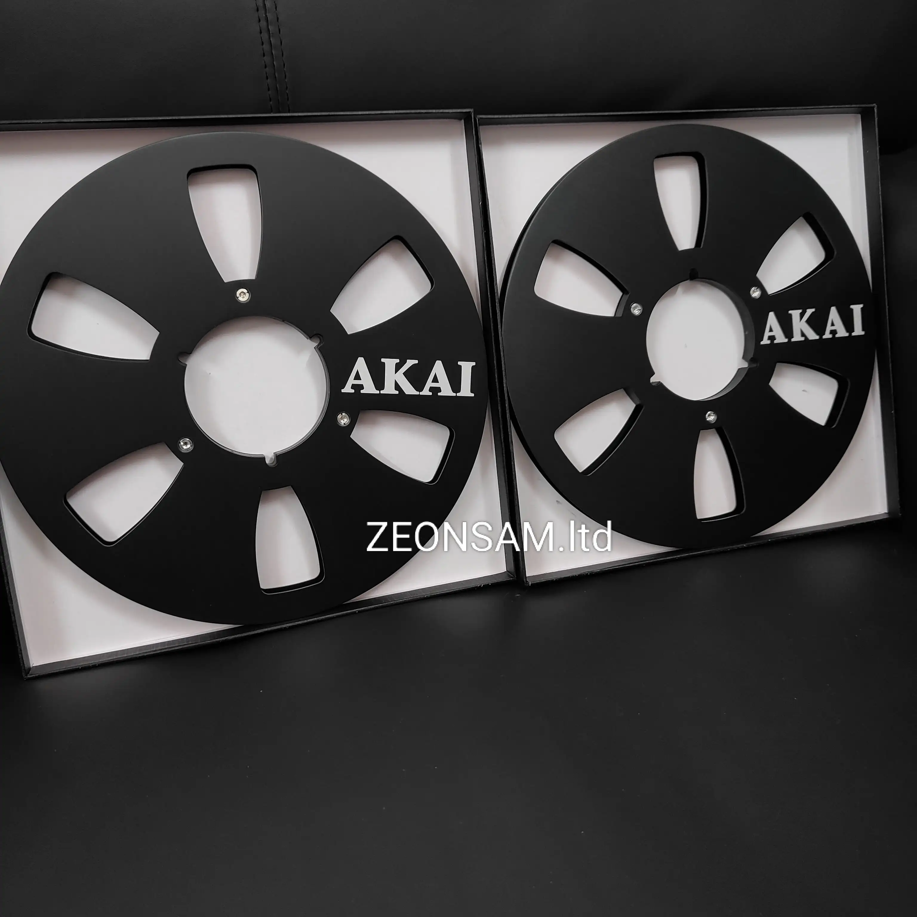 

Пара алюминиевых катушек AKAI 10,5 дюйма для магнитофононов с лентой 1/4 дюйма (Technics/TASCAM/STUDER/Pioneer/Teac/Revox) (черные)