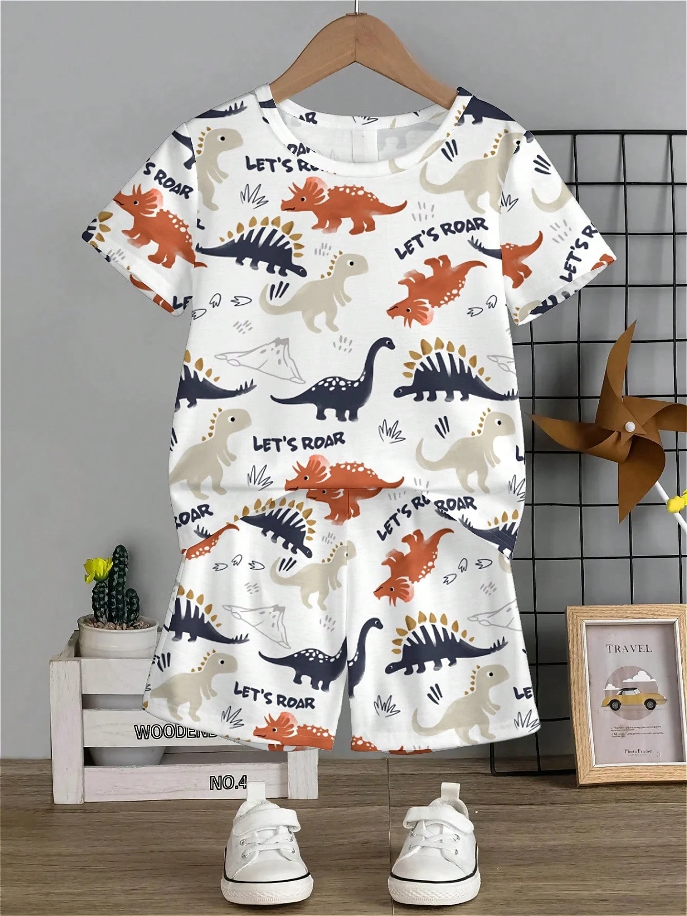 Stylish Little Boy Casual Minimalist Dinosaur Print Short Sleeve T-shirt and Shorts Two-piece Set for Summer