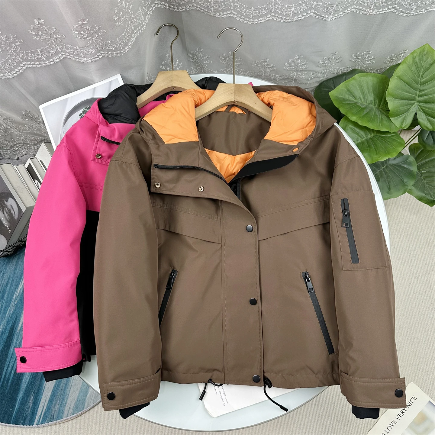 

Зимняя женская куртка Heavy Industry Peak 2025: новая модель, утепленная белым утиным пухом, с капюшоном, на молнии, для активного отдыха