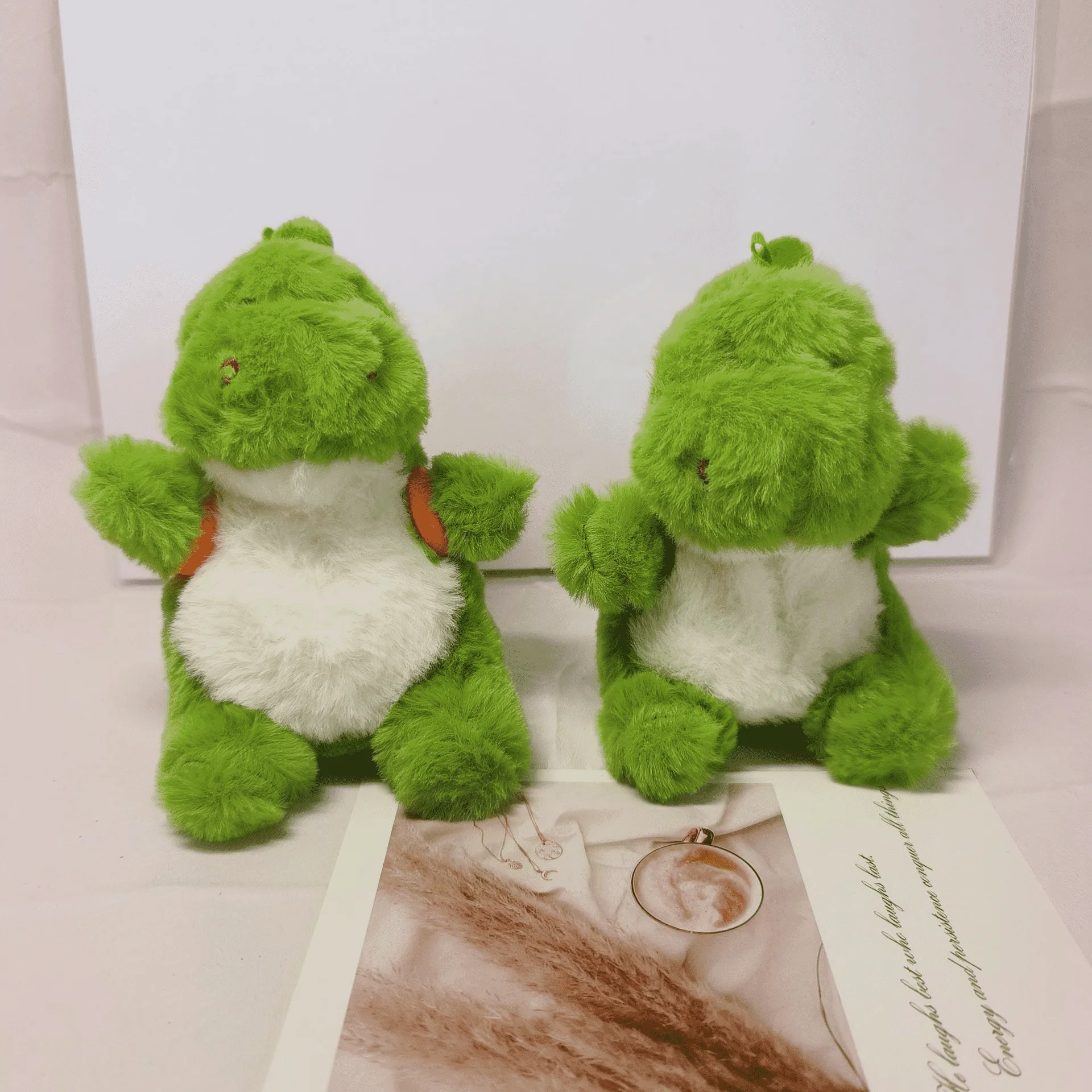 Giocattoli di peluche di dinosauro della scuola per saltare adorabili da 13 cm Un ciondolo di dinosauro di fragola, avocado e carota sui giocattoli posteriori per bambini