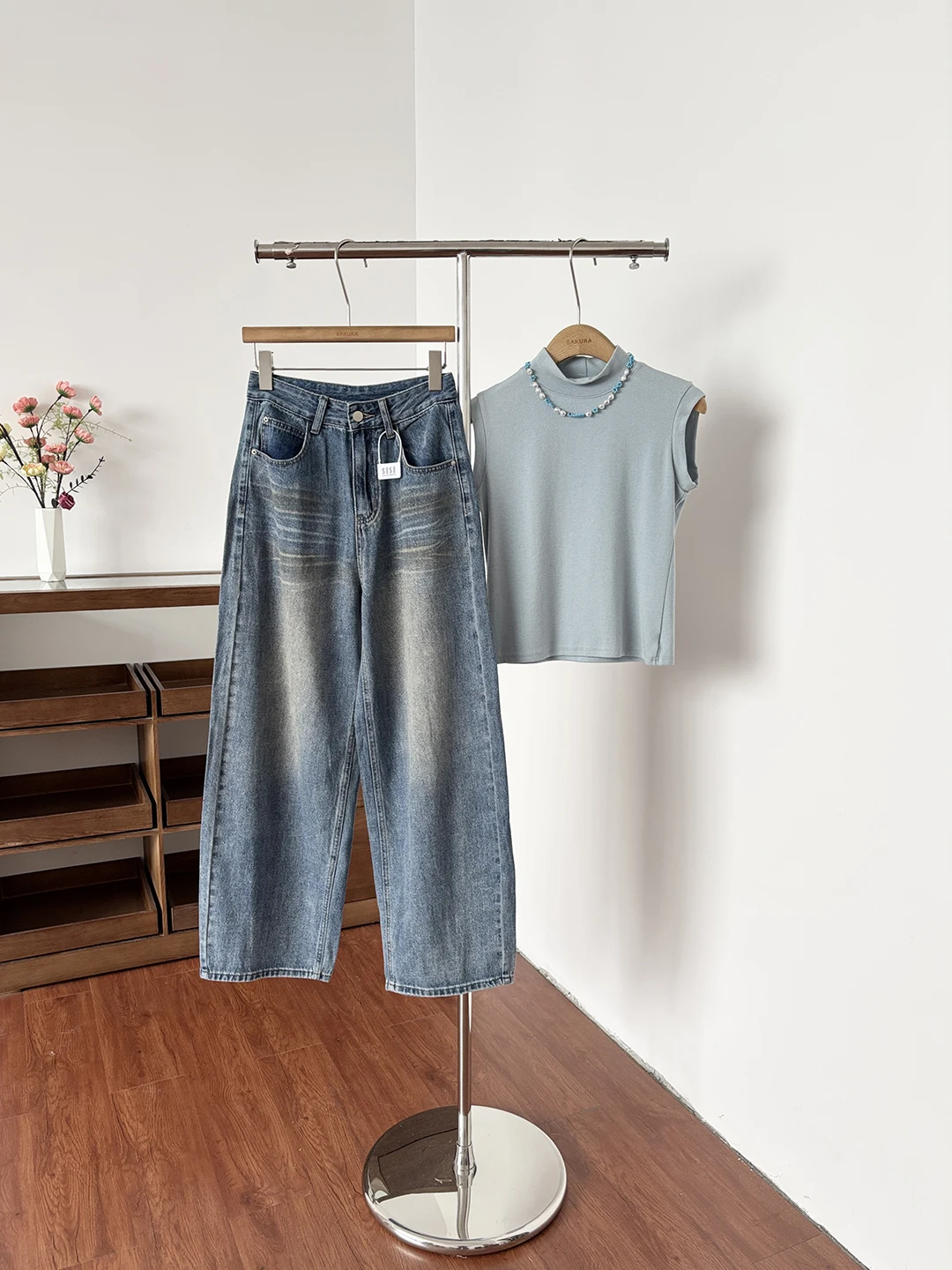 

Джинсы с высокой талией и широкими штанинами в американском стиле, женские, весенне-летние, новые, модные, универсальные, облегающие, из денима, с эффектом потертости.