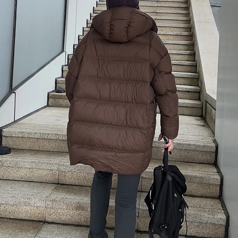 Piumino da donna in piuma d'oca bianca 2025 Inverno Nuovo piumino da donna allentato con cappuccio caldo a forma di bozzolo in crema nuvola H712