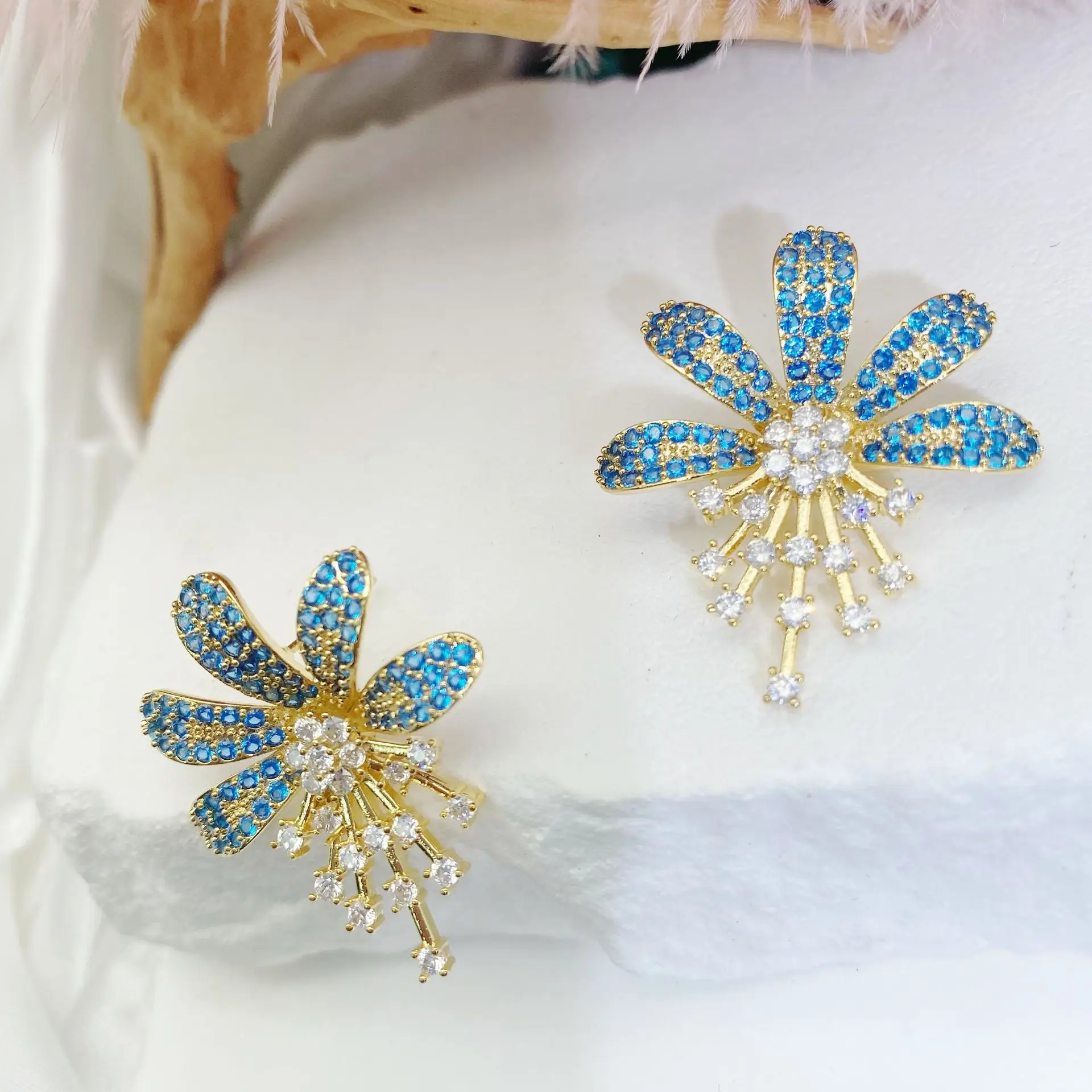 

New Japanese and Korean alloy women's earrings ins flower design sense niche earrings light luxury fashion high sense versatile