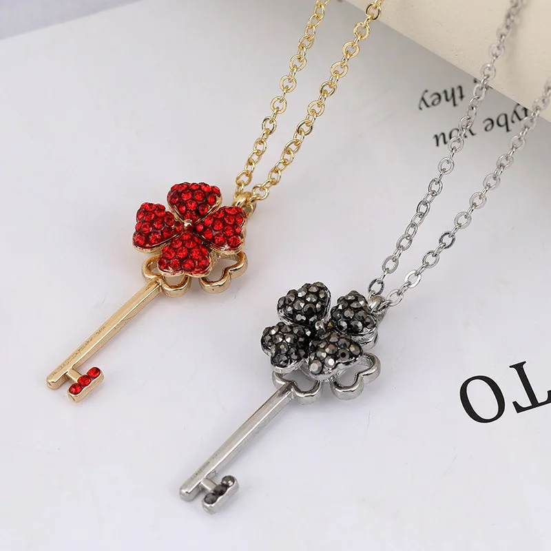 

A new and fashionable rotating four-leaf clover necklace and a rotating small windmill key collarbone chain