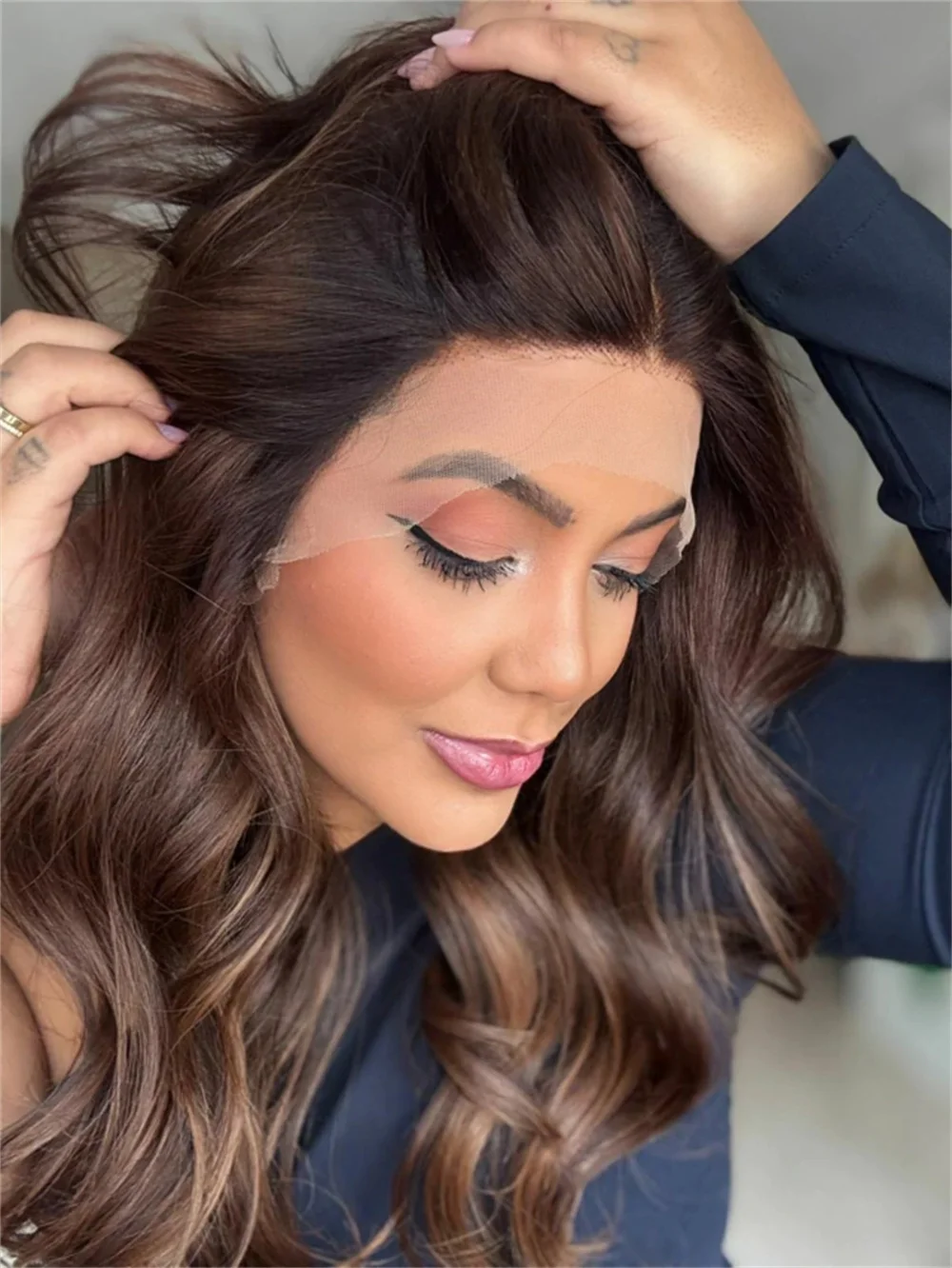 

Синтетический парик с мягкой темной основой, разрезом по центру, с эффектом «волна», с карамельно-русскими мелированиями и натуральным коричневым оттенком, из высококачественного волокна