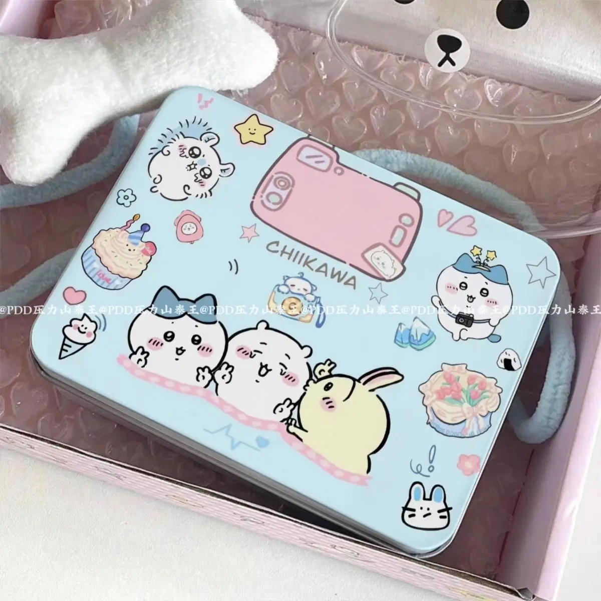 

Металлическая коробка для хранения Chiikawa с крышкой, органайзер для рабочего стола, для канцелярии, наклеек, небольших карточек, для рукоделия, для дома и общежития