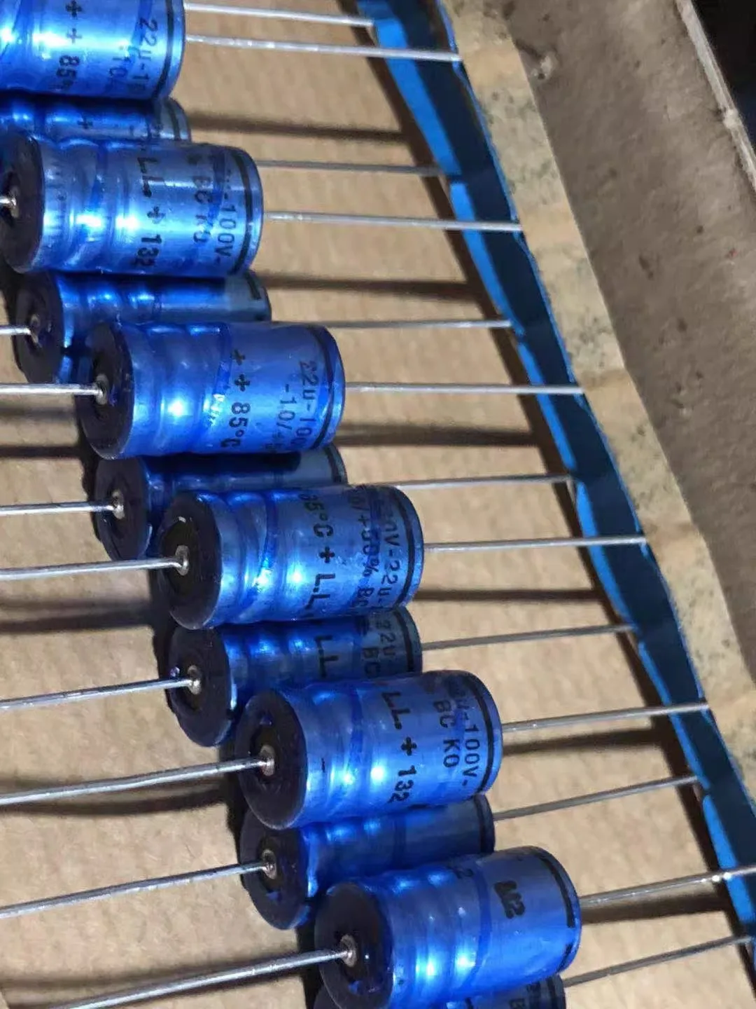 10PCS/LOT   axial capacitance 100v22uf  22uf 100v  10x18       132 series 85 degrees