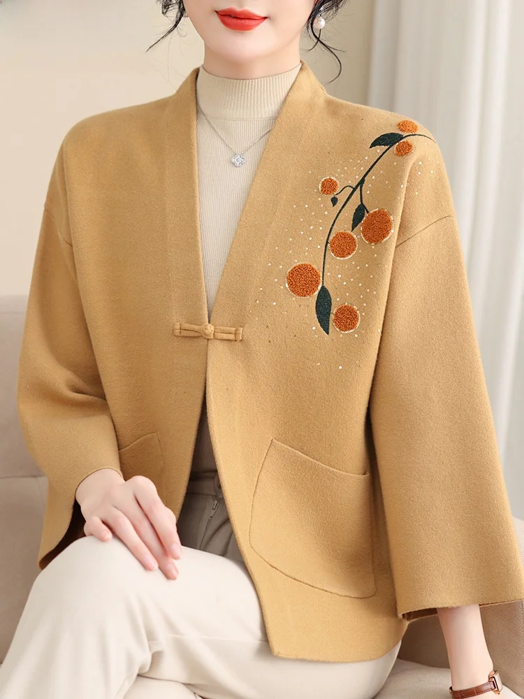 

Модный вязаный осенний комплект верхней одежды для мам 2024 года, новый стиль, свободный крой, V-образный вырез, полиэстер, однобортный, для женщин среднего возраста