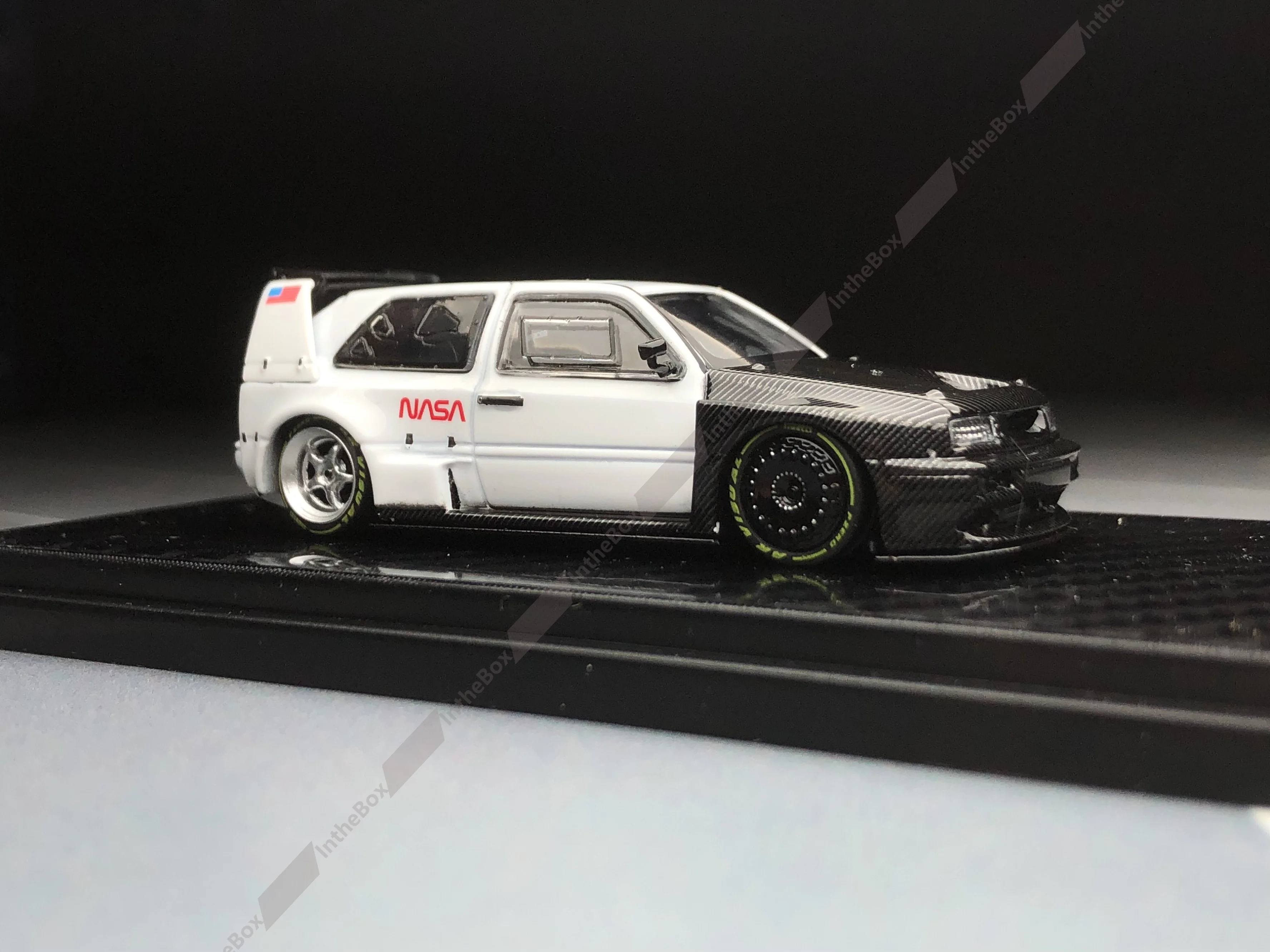 ฿ 1:64 กอล์ฟสีขาว Widebody Hatchback Sports รุ่นรถโลหะ Diecast