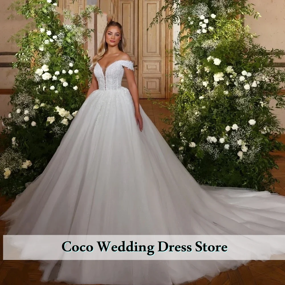 تخصيص حساسة الكرة بثوب فساتين الزفاف العميق الخامس الرقبة قبالة الكتف مطرزة زين قطار المحكمة فساتين الزفاف