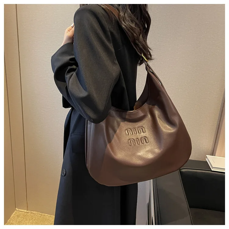 Nova bolsa balde de grande capacidade para mulheres, bolsa espaçosa de ombro e axilas, bolsa de dia de nicho minimalista