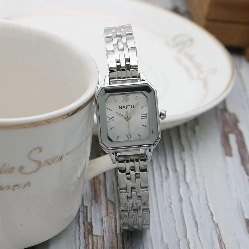 Orologi quadrati alla moda da donna Cinturino in lega d'oro 2025 Orologi da polso al quarzo da donna di lusso Qualità Orologio femminile in scala romana