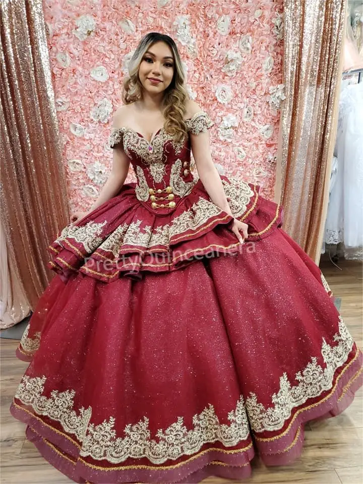 فساتين Quinceanera باللون الأزرق الملكي مع زينة ذهبية وأزرار ، وتول لامع متدرج ، قبالة الكتف ، ورباط الظهر ثوب كرة كبير