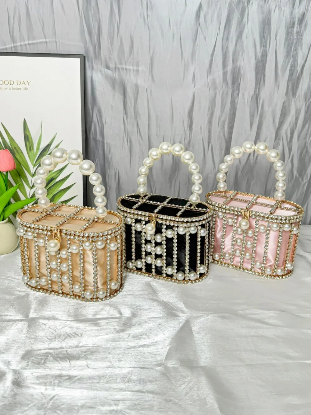 

Clutch Purse Luxury for Women Pearl Crossbody Bag Metallic Diamond Handbag Evening Bag Large Capacity Women's Purse Wedding Bag