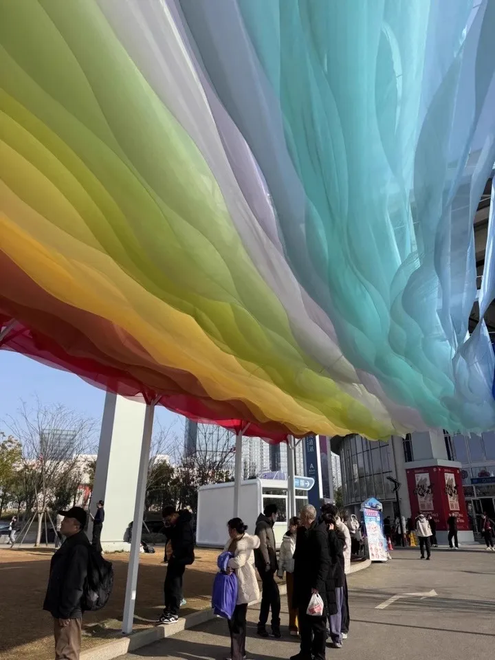 Regenbogenfarbener windgetriebener Gazevorhang, Deckendekoration für Outdoor-Partys, Spitzenstoff für Restaurants, Ferienhäuser und malerische Orte – Detail 23