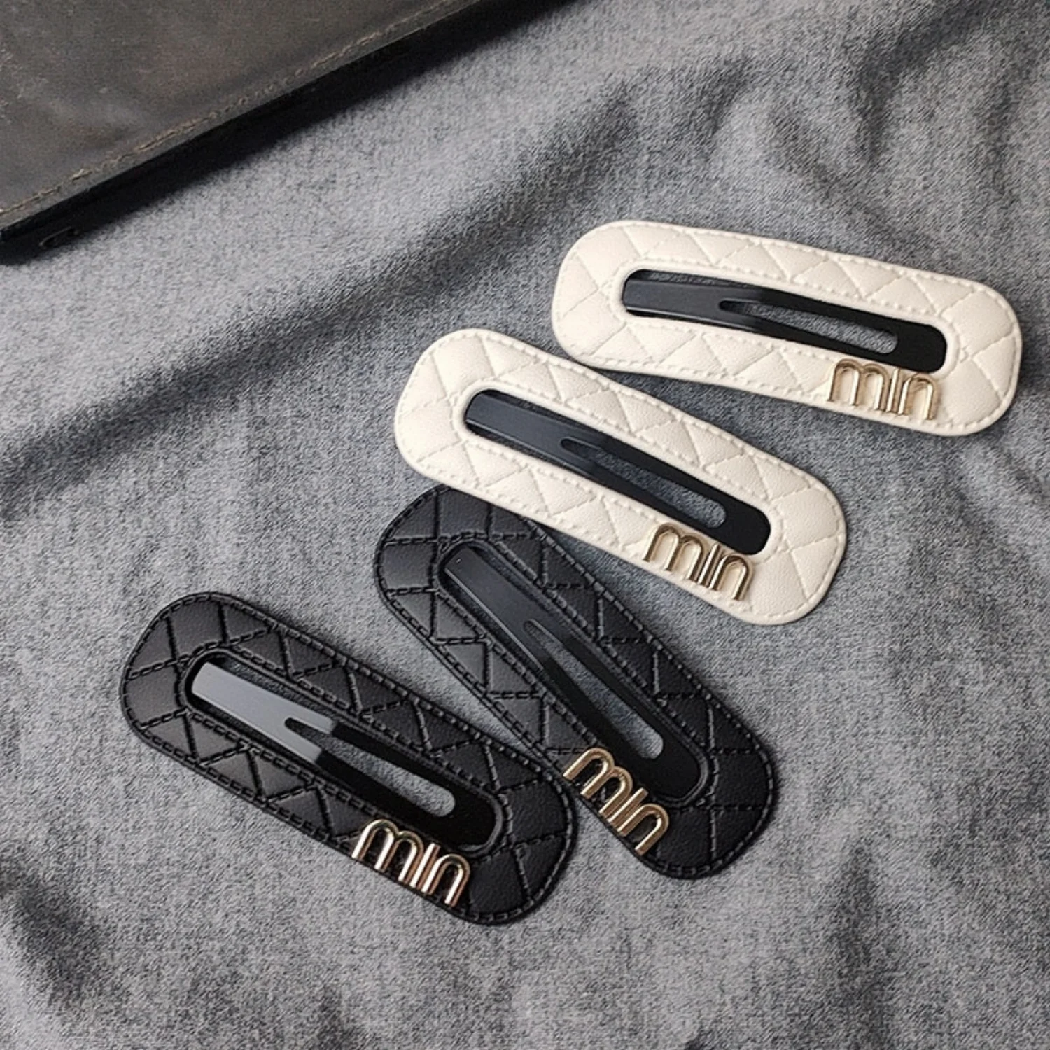 

Y2K 2026 Simple, fashionable, and stylish hair clip for women, classic black and white color matching, versatile birthday gift