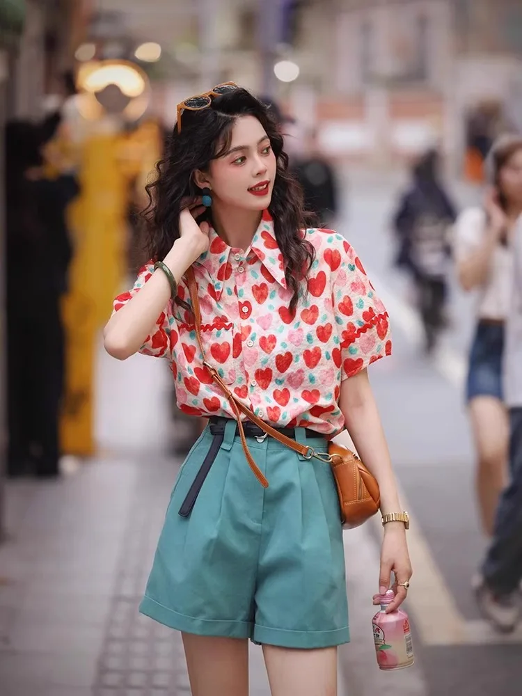 قميص شيفون مطبوع عليه زهور بتصميم هونغ كونغ ريترو، ملابس نسائية صيف 2025 تصميم جديد بأكمام قصيرة، قميص كوري فضفاض بأزرار