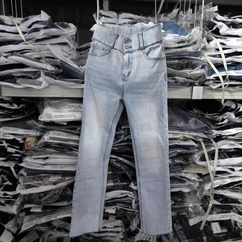 

Укороченные джинсы слим-фит с встроенными подушечками для бедер, прямого кроя с необработанными краями, универсальные и стройнящие, слегка расклешенные, модные.