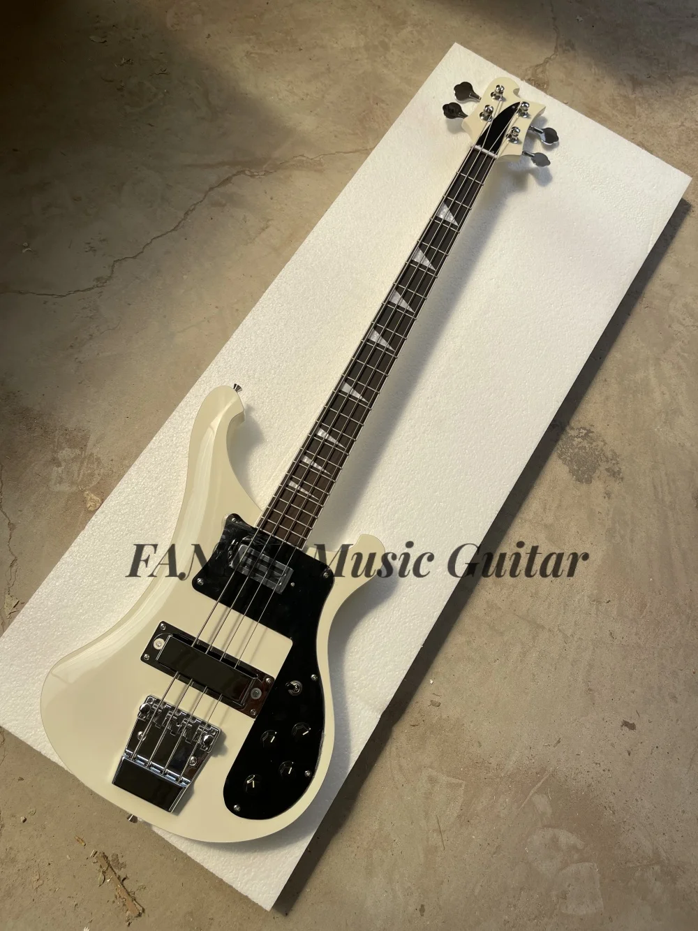 

Cream bass, 4-string electric bass, maple neck Set In body, fixed bridge, black pickup board, customizable