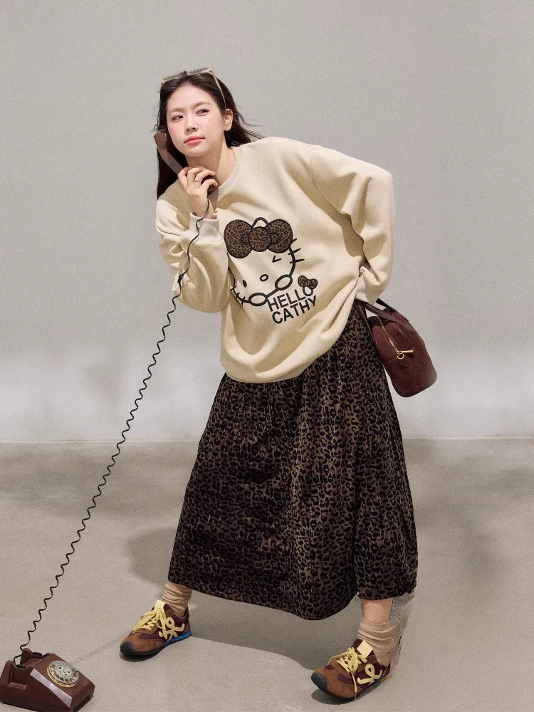 

Женский комплект больших размеров: свитшот с круглым вырезом и юбка с леопардовым принтом, удобный свободный крой, осенне-зимняя мода, комплект больших размеров.