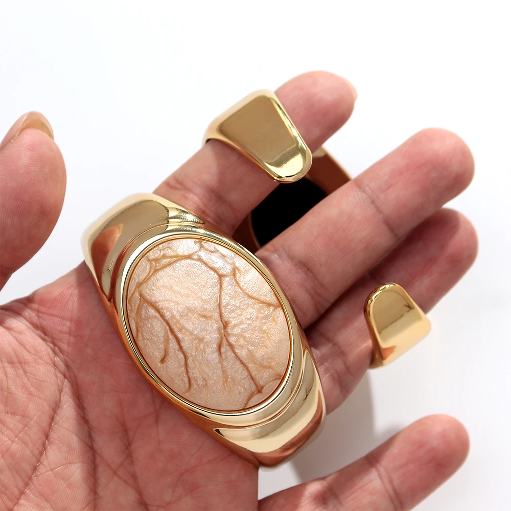 Modische Acryl-Armreifen mit goldenen, breiten, eingelegten Steinen, elegante, auffällige, geometrische Armreifen für Damen, Party-Schmuck, Geschenke – Detail 6