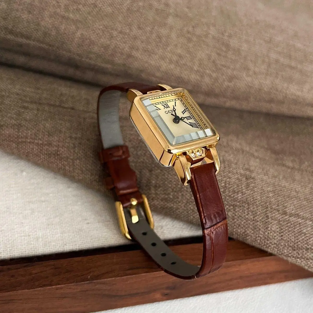 Retro-StyleWatchElegant And Beautiful Women'S Watch New Exquisite And Compact Leather Strap Student WatchHigh-Quality Timepiece.